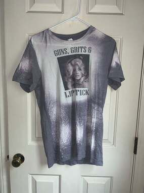 Bella+Canvas Dolly Parton Guns Grits & Lipstick Bleached T-Shirt Size M